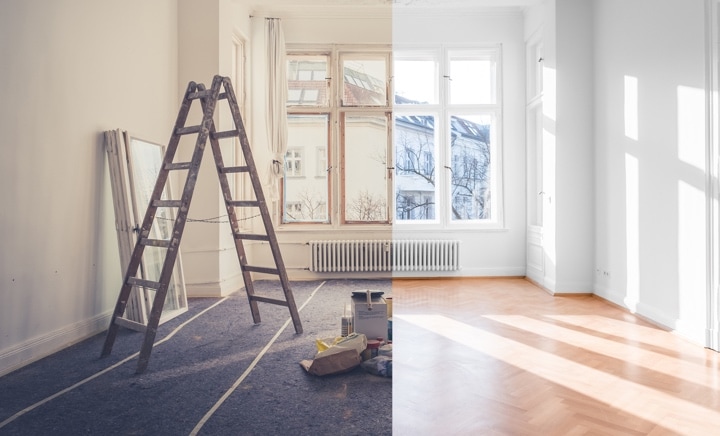 Intérieur divisé en deux : à gauche, travaux et échelles dans une pièce inachevée; à droite, salon lumineux avec parquet et Intérieur divisé en deux : à gauche, travaux et échelles dans une pièce inachevée; à droite, salon lumineux avec parquet et